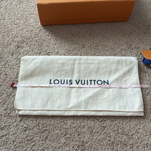 Louis Vuitton Orange Gift Box with Cream Pouch - Picture 6 of 15